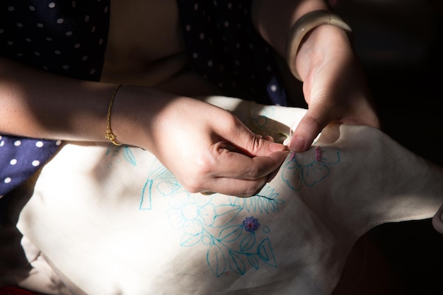 Ręce haftujące drobny motyw